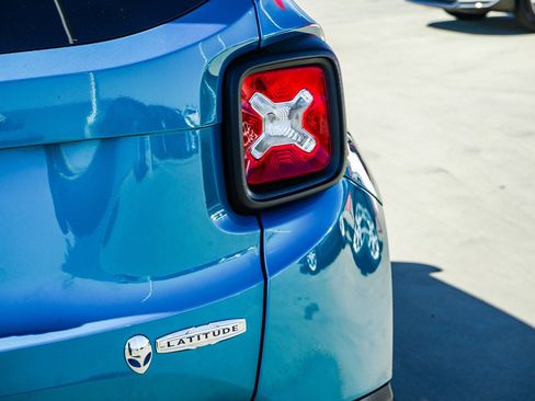 Used 2021 Jeep Renegade Latitude FWD image 8