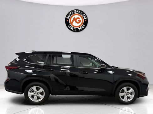 Used 2024 Toyota Highlander LE FWD image 2