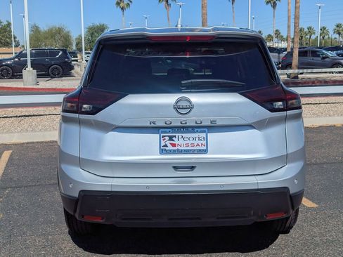 Certified 2025 Nissan Rogue SV FWD image 5
