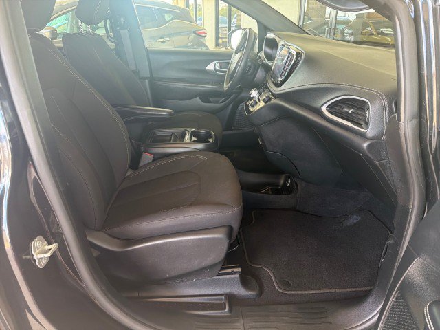Used 2023 Chrysler Pacifica Touring FWD image 24