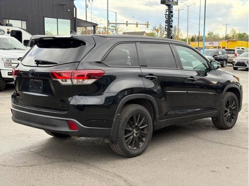 Used 2019 Toyota Highlander SE w/ Nightshade Edition image 3