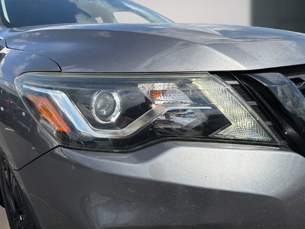 Used 2018 Nissan Pathfinder SL w/ Midnight Edition Package FWD image 11