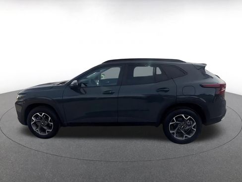 Used 2025 Chevrolet Trax LT w/ LT Convenience Package image 9