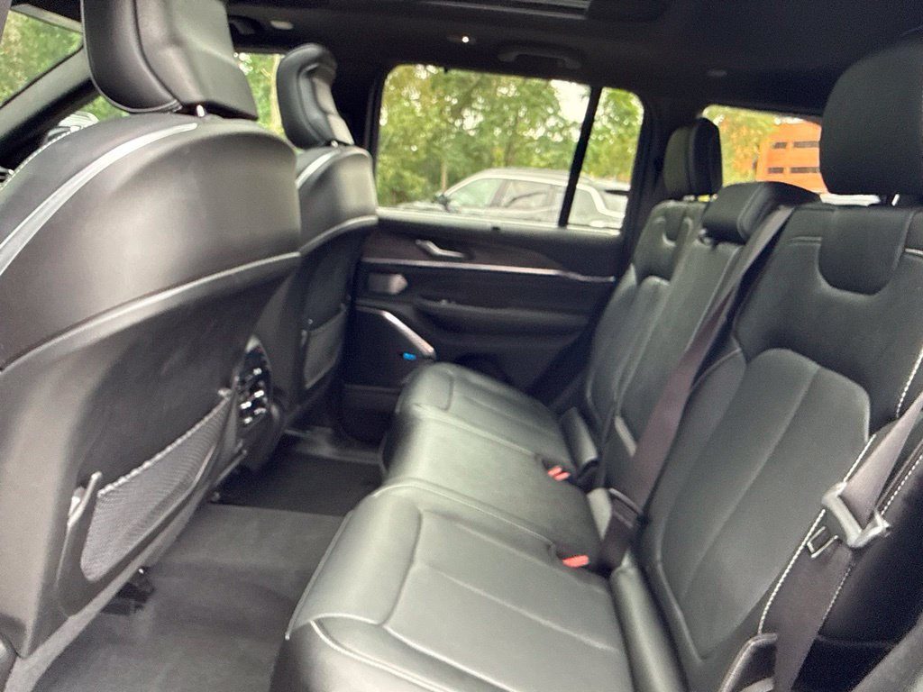 Used 2023 Jeep Grand Cherokee Overland w/ Luxury Tech Group IV AWD/4WD image 13