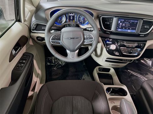 Used 2024 Chrysler Voyager LX image 20