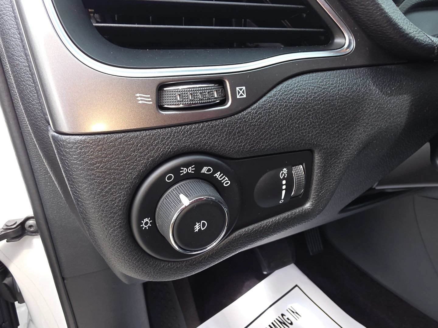 Used 2019 Jeep Cherokee Latitude w/ Popular Appearance Group FWD image 25
