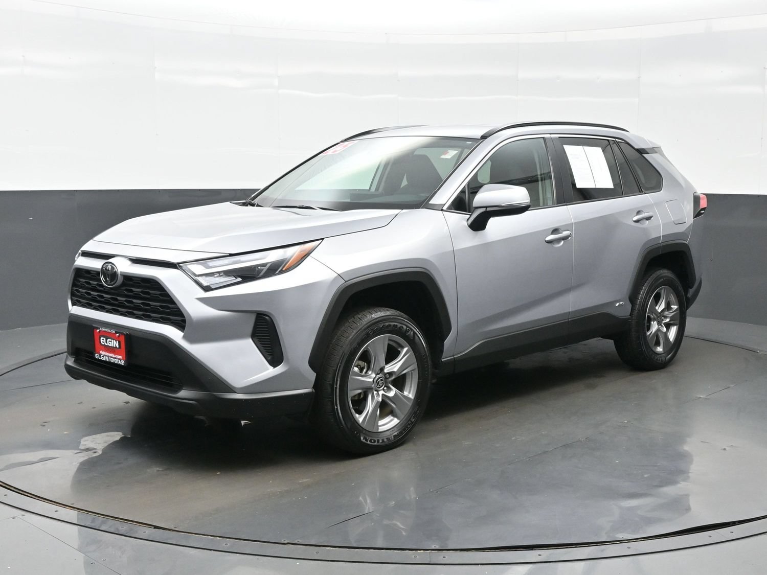 Used 2025 Toyota RAV4 XLE AWD/4WD image 2