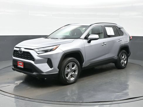 Used 2025 Toyota RAV4 XLE AWD/4WD image 2