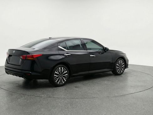 Used 2025 Nissan Altima 2.5 SV FWD image 9