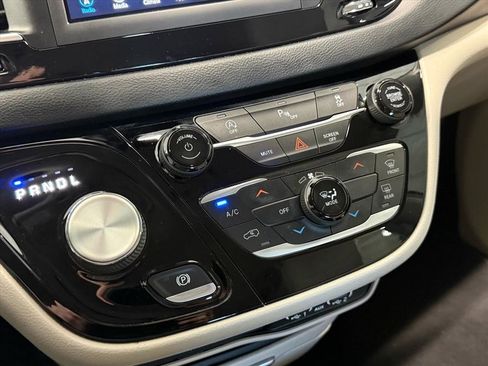 Used 2021 Chrysler Voyager Lxi image 19