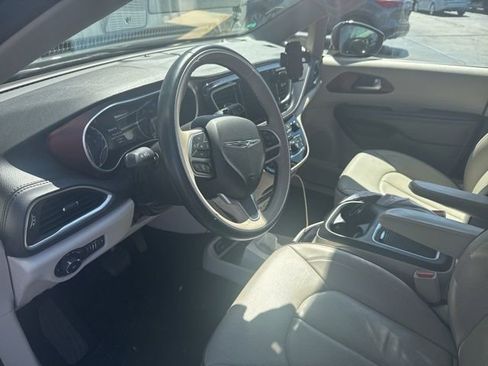 Used 2017 Chrysler Pacifica Limited w/ UConnect Theater Package FWD image 42