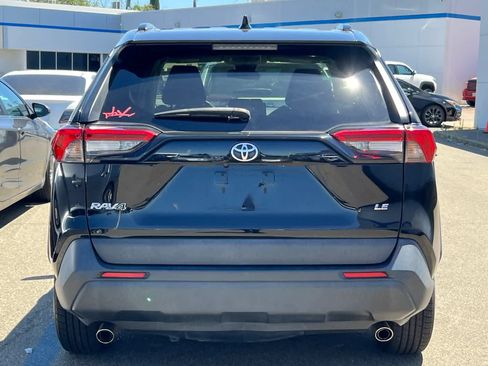 Used 2021 Toyota RAV4 LE FWD image 5