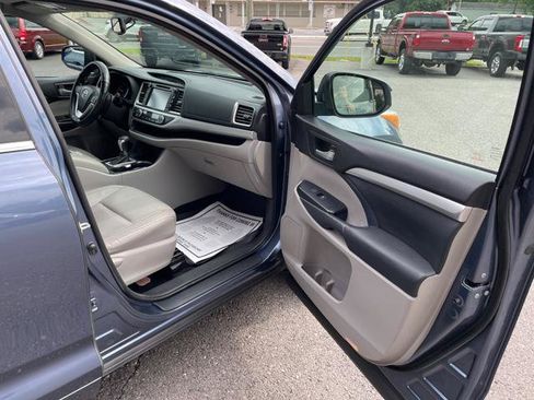 Used 2015 Toyota Highlander XLE AWD/4WD image 29
