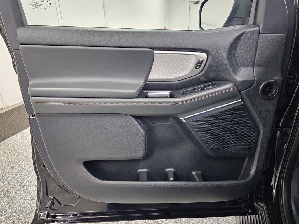 Used 2025 Ford Expedition Active AWD/4WD image 12