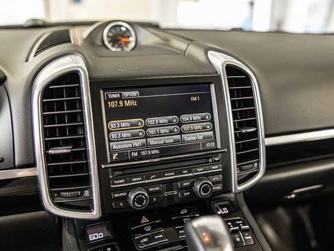 Used 2014 Porsche Cayenne Platinum Edition image 30