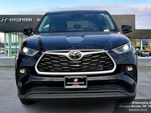 Used 2024 Toyota Highlander LE image 3