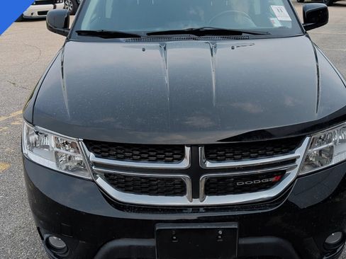 Used 2019 Dodge Journey SE w/ Connectivity Group FWD image 2