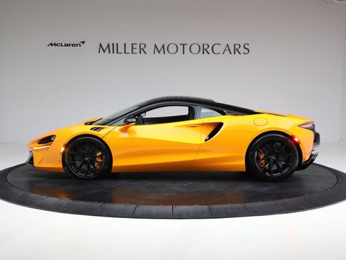 Used 2024 McLaren Artura RWD image 3