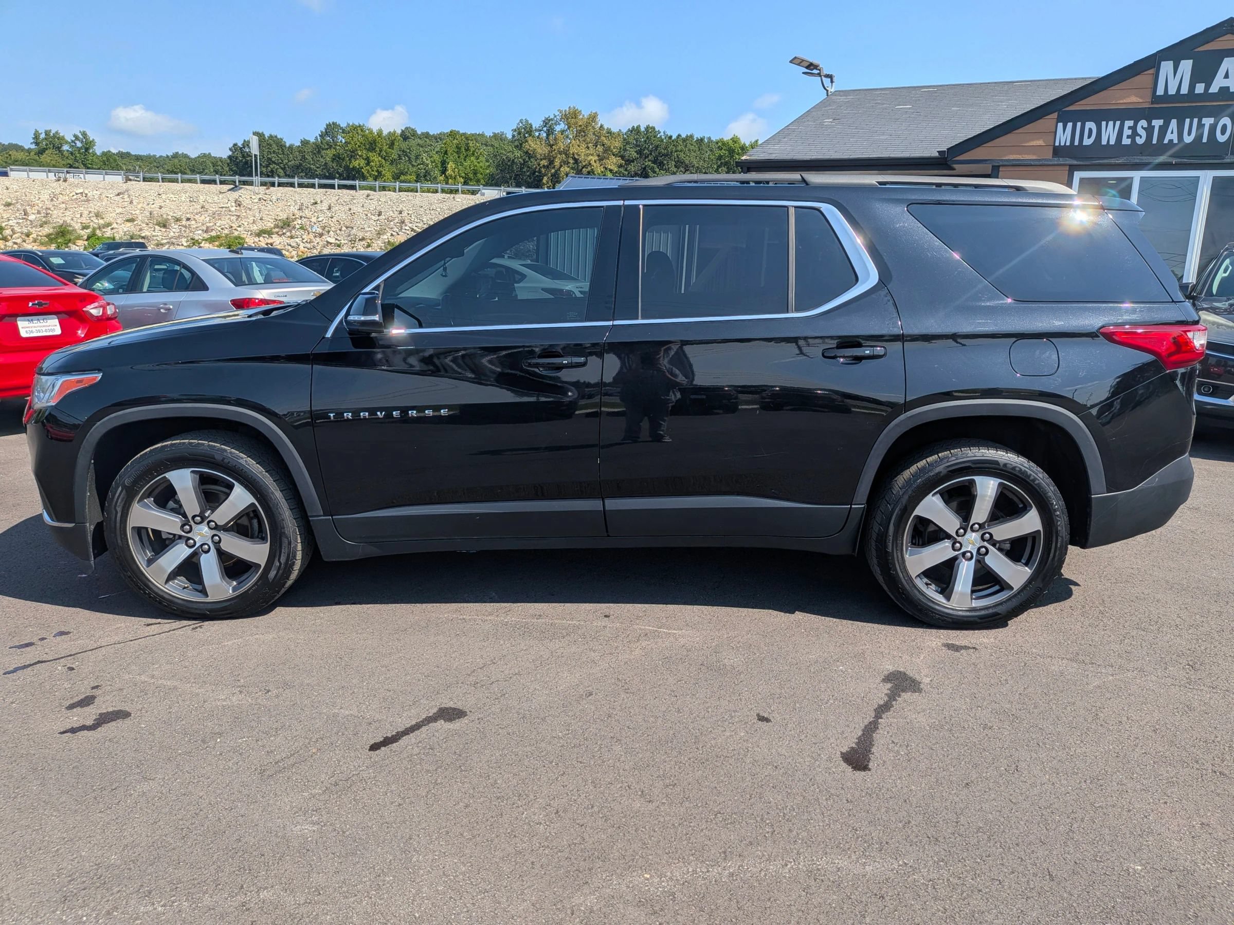 Used 2019 Chevrolet Traverse LT w/ LT Premium Package FWD image 3