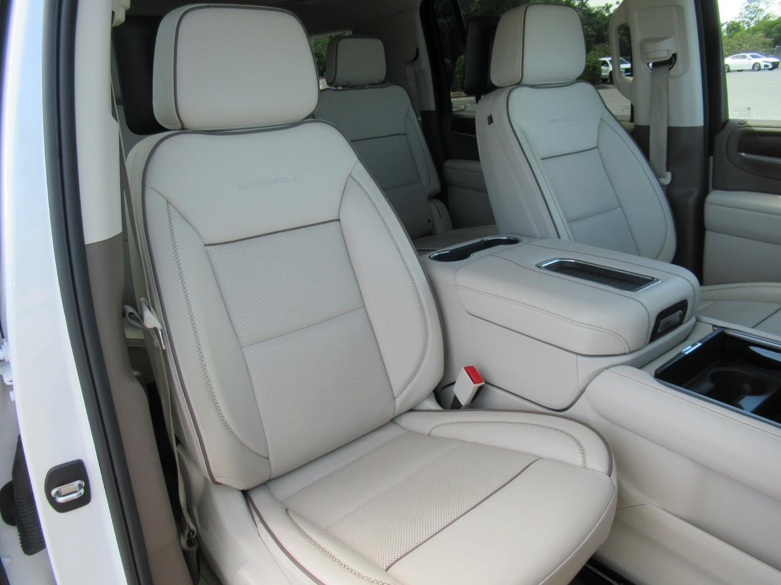 Used 2024 GMC Yukon XL Denali RWD image 9