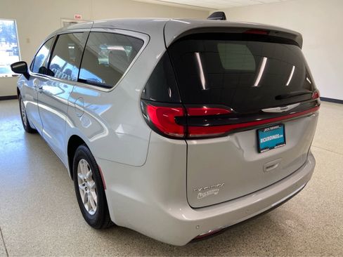 Used 2024 Chrysler Pacifica Touring-L image 9