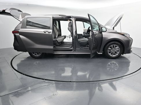 Used 2022 Toyota Sienna LE w/ LE Plus Package FWD image 43