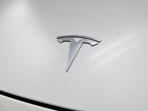 Used 2022 Tesla Model Y Long Range image 18