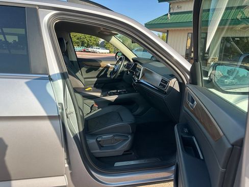 Used 2025 Volkswagen Atlas SE AWD/4WD image 29