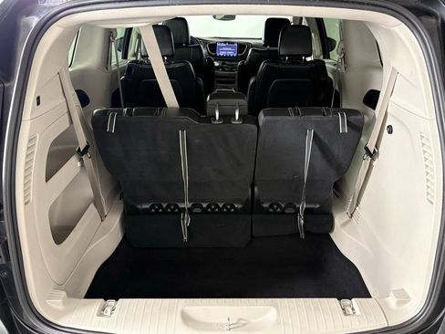 Used 2023 Chrysler Pacifica Touring-L FWD image 39