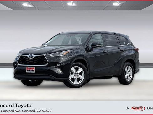 Used 2025 Toyota Highlander LE FWD image 1