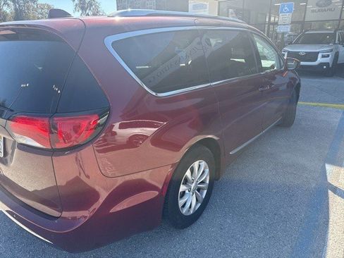 Used 2018 Chrysler Pacifica Touring-L Plus image 3
