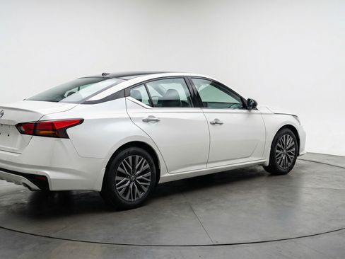 Used 2025 Nissan Altima 2.5 SV image 9