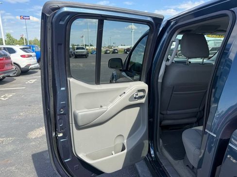 Used 2013 Nissan Frontier SV w/ SV Value Truck Pkg AWD/4WD image 36