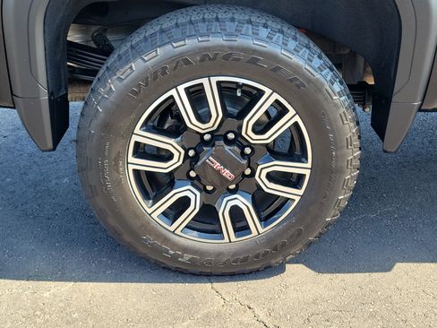 Used 2022 GMC Sierra 2500 AT4 w/ AT4 Premium Plus Package AWD/4WD image 5