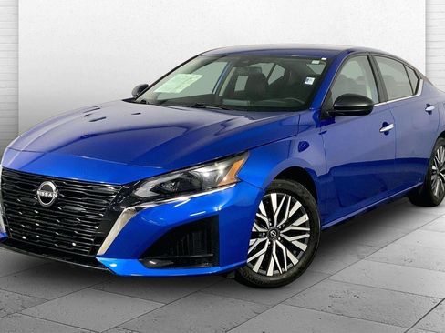 Used 2025 Nissan Altima 2.5 SV FWD image 12