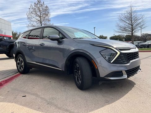 Used 2025 Kia Sportage LX image 4