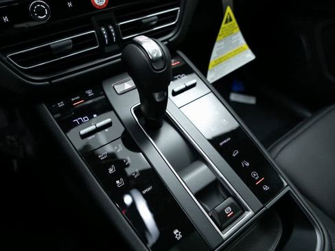 Certified 2025 Porsche Macan image 15