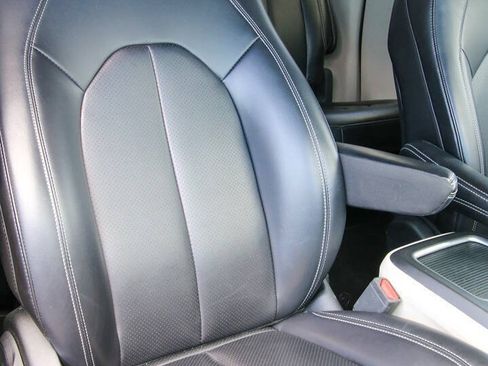 Used 2023 Chrysler Pacifica Touring-L FWD image 19