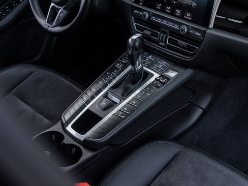 Certified 2021 Porsche Macan image 32