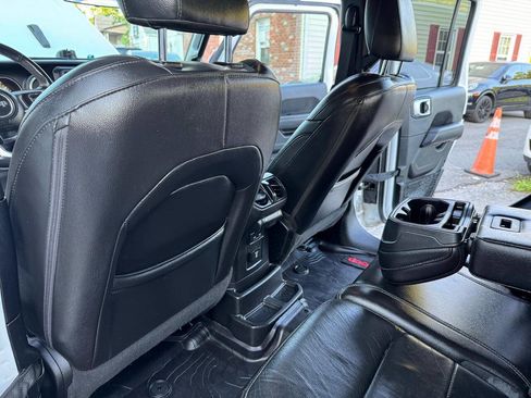 Used 2018 Jeep Wrangler Unlimited Sahara w/ LED Lighting Group AWD/4WD image 43