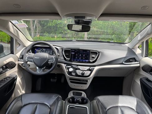 Used 2023 Chrysler Pacifica Touring-L FWD image 5