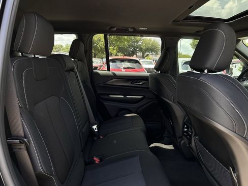 Used 2025 Jeep Grand Cherokee Laredo X RWD image 31