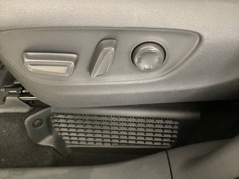 Used 2021 Toyota Sienna Limited image 15