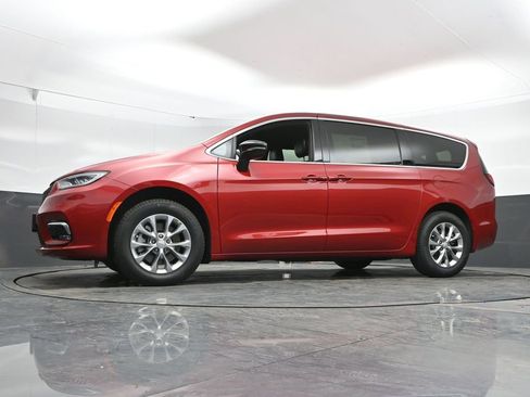 New 2026 Chrysler Pacifica Select AWD/4WD image 42