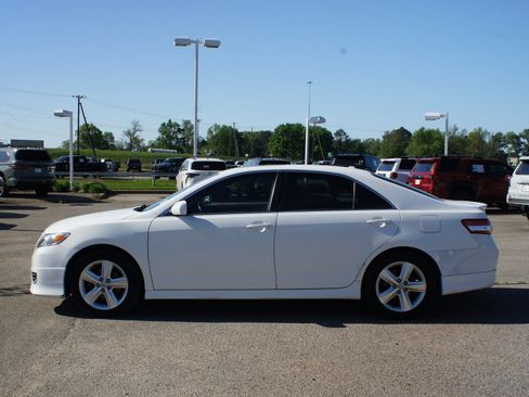 Used 2010 Toyota Camry SE image 8