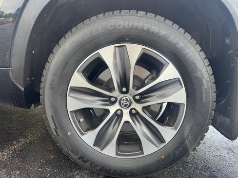 Used 2021 Toyota Highlander XLE AWD/4WD image 8