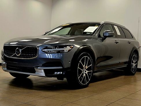 Used 2020 Volvo V90 T6 Cross Country image 2
