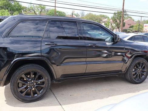 Used 2020 Jeep Grand Cherokee Altitude RWD image 8