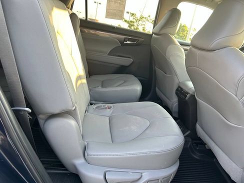 Used 2025 Toyota Highlander Platinum AWD/4WD image 28