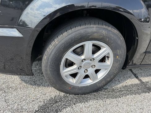 Used 2011 Chrysler Town & Country Touring w/ Entertainment Group #1 FWD image 10